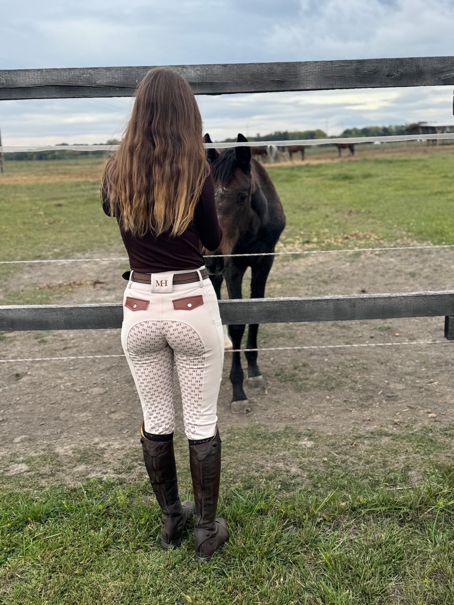 ELŐRENDELÉS Show Breeches - Cinnamon Roll - Brown Leather Details