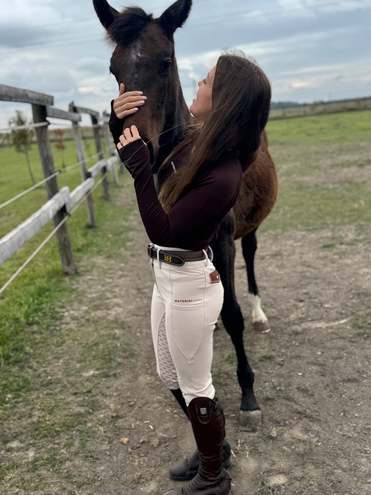 ELŐRENDELÉS Show Breeches - Cinnamon Roll - Brown Leather Details