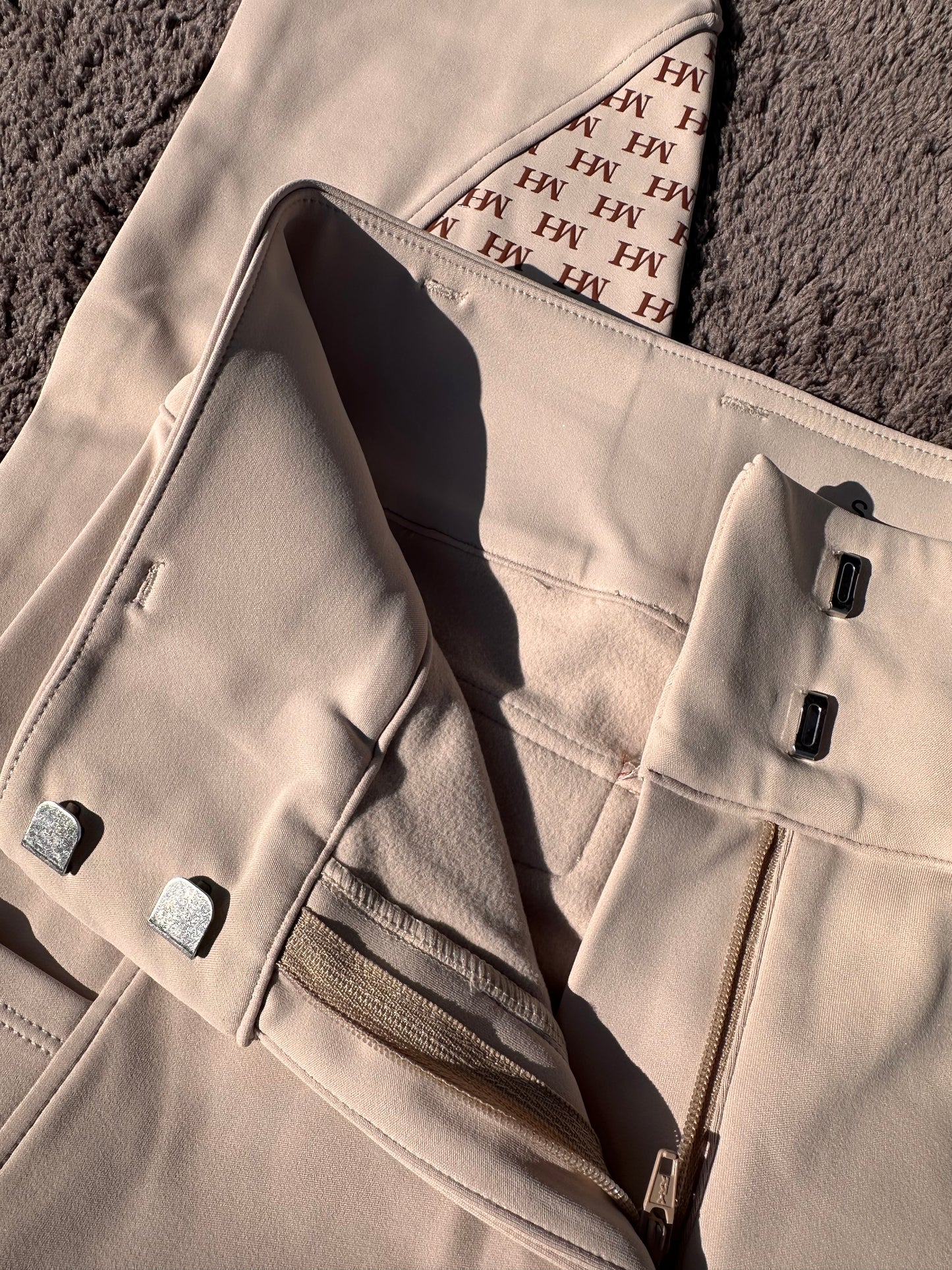 ELŐRENDELÉS Show Breeches - Cinnamon Roll - Brown Leather Details