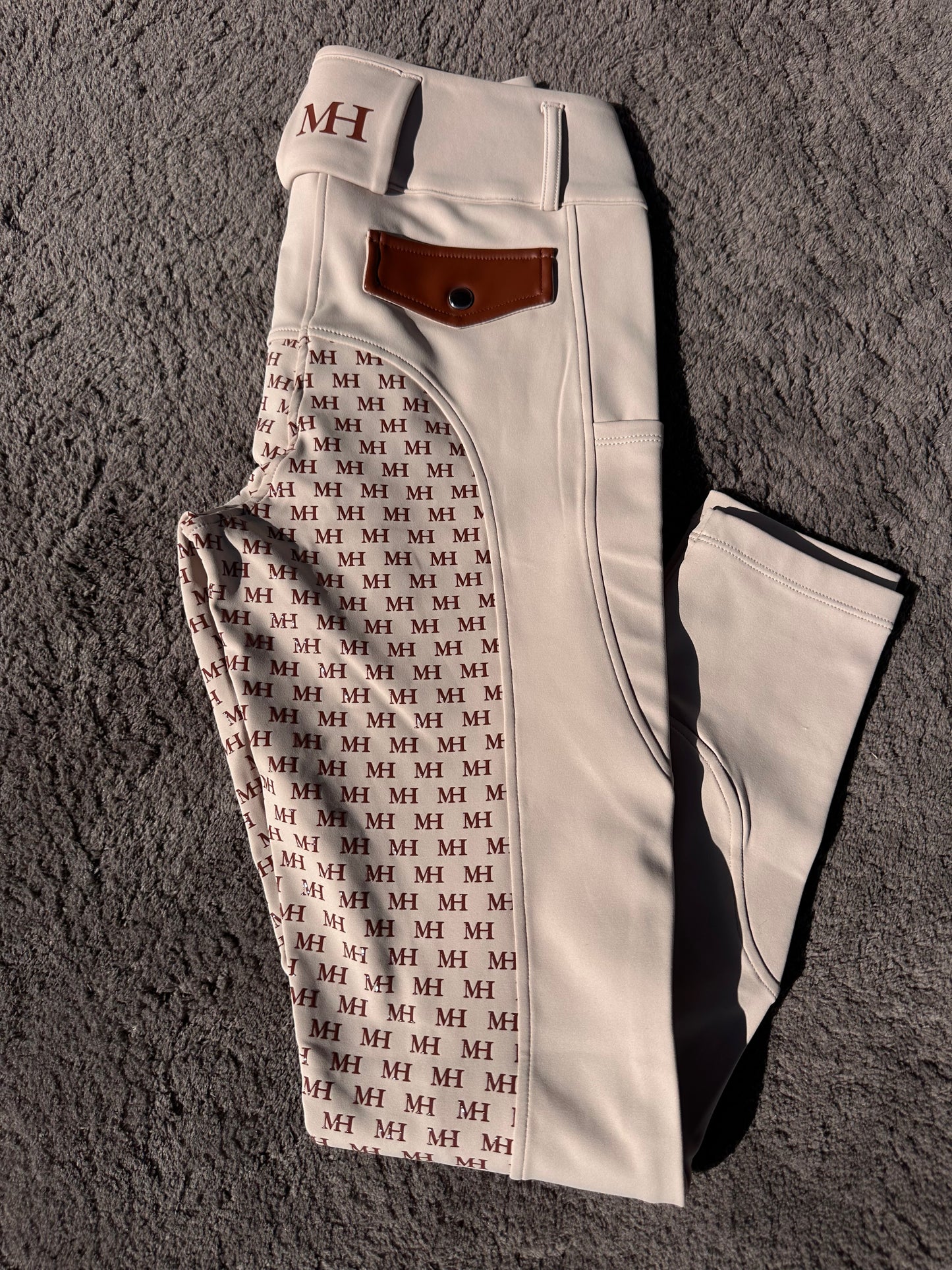 ELŐRENDELÉS Show Breeches - Cinnamon Roll - Brown Leather Details