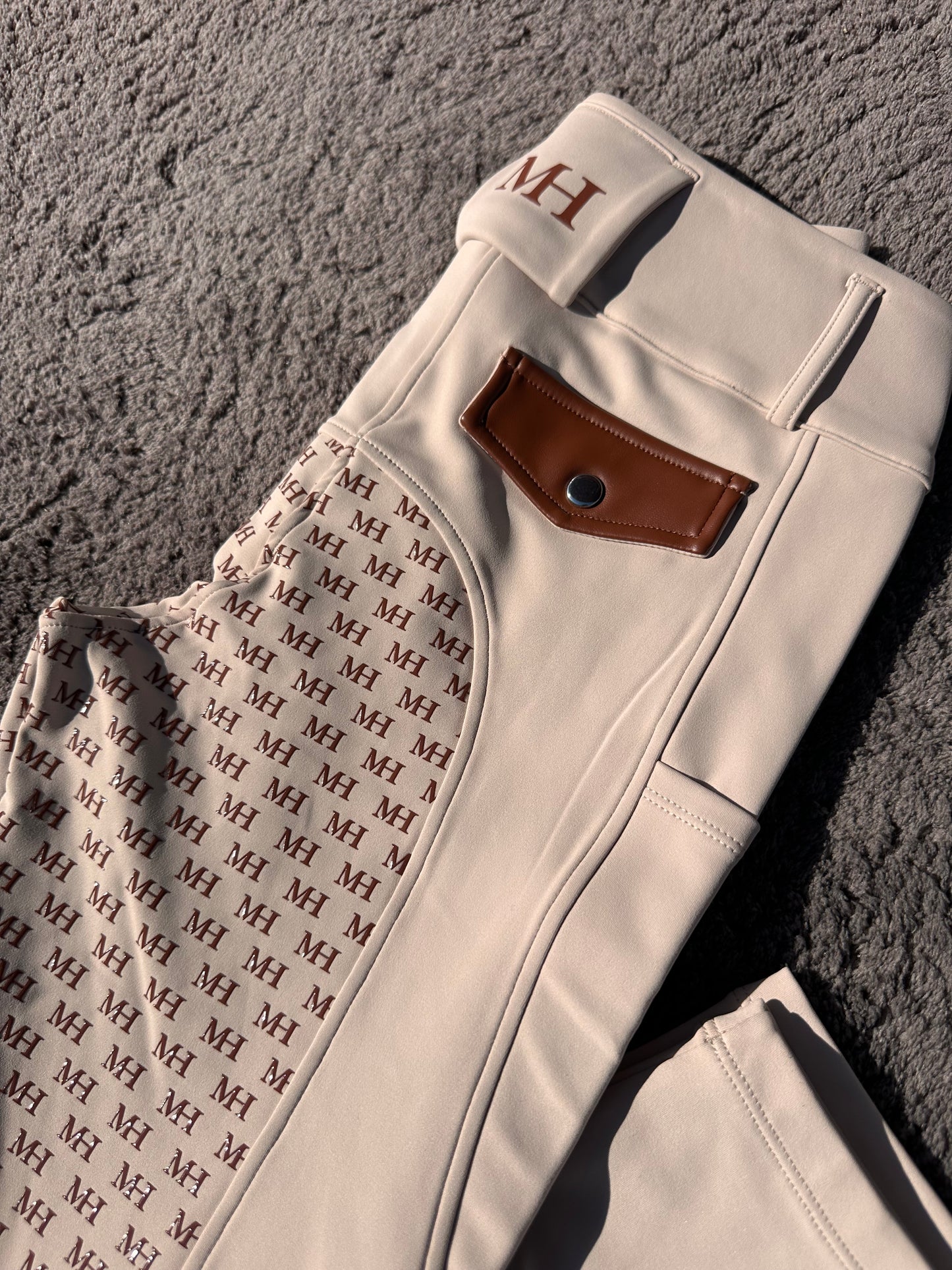 ELŐRENDELÉS Show Breeches - Cinnamon Roll - Brown Leather Details